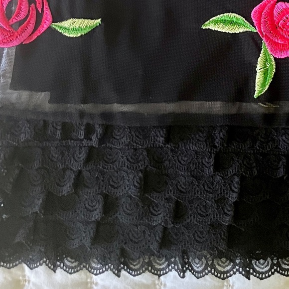 NWOT Linda Segal embroidered rose skirt - Picture 3 of 5